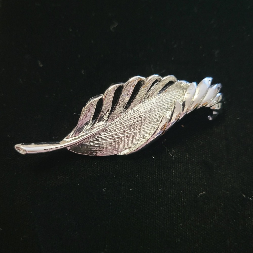 Vintage GERRY'S Signed Textured Silver Tone Filigree Feather Leaf 2.5" Brooch‎